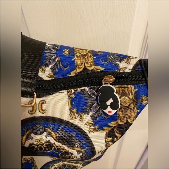 Alice + Olivia Duffel Bag Travel Shoulder Bag in the "Regal Romance" pattern New - Picture 8 of 12
